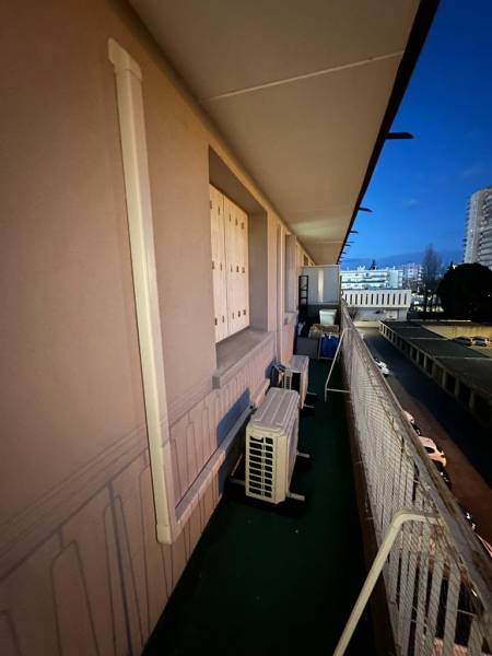 unité exterieur de climatisation sur un balcon a montpellier