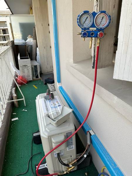 pose d'une unité exterieur de climatisation sur un balcon dans un appartement a montpellier