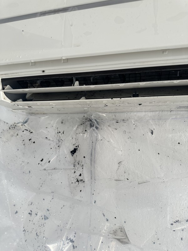 Entretien d’une climatisation réversible par lavage haute pression  par un professionnel a Perols proche de Montpellier